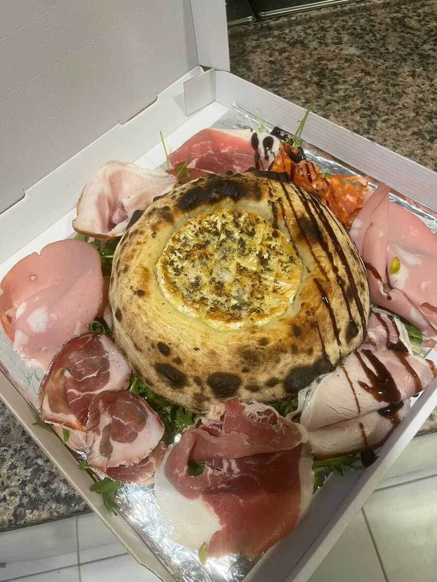 Camembert cuit au four avec charcuterie italienne CasaMia