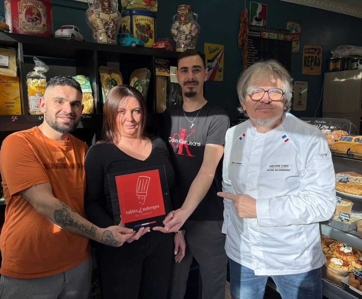 Tony et Cindy, gérants de CasaMia, avec le label Tables & Auberges de France et le critique gastronomique Christophe Stuber